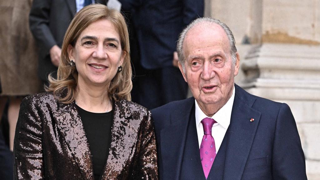 La infanta Cristina y Juan Carlos en un acto en París en 2023.