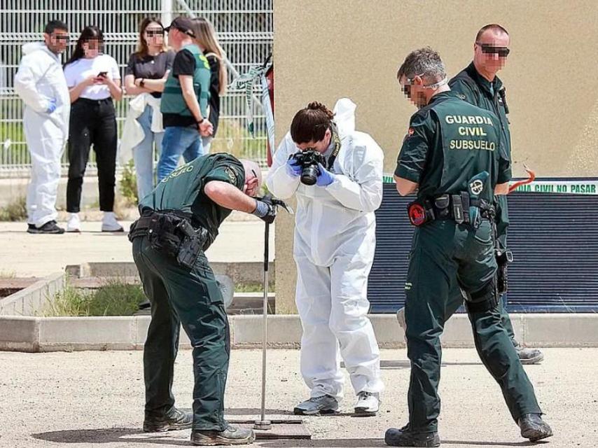 Unos guardias civiles, el pasado mes de mayo, buscando los cadáveres de los africanos desaparecidos en el subsuelo de las instalaciones de Porkytrans.