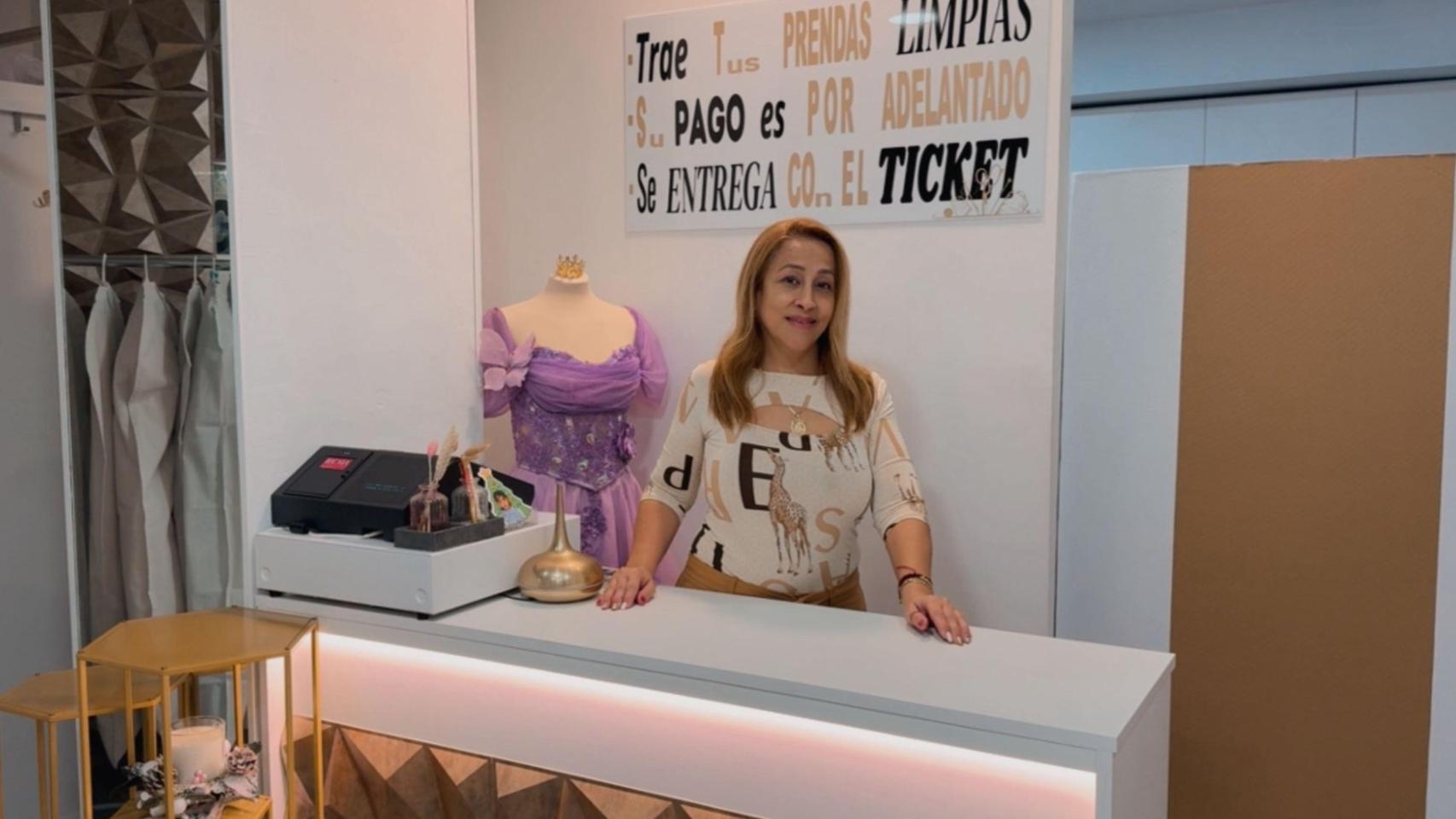 Sandy, en su tienda de El Caracol.