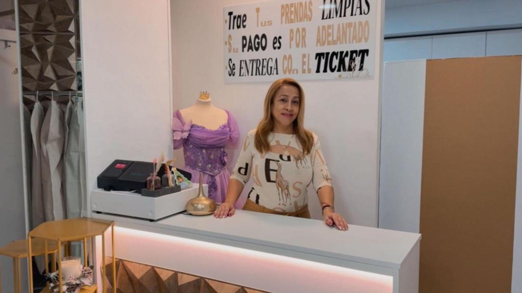 Sandy, en su tienda de El Caracol.