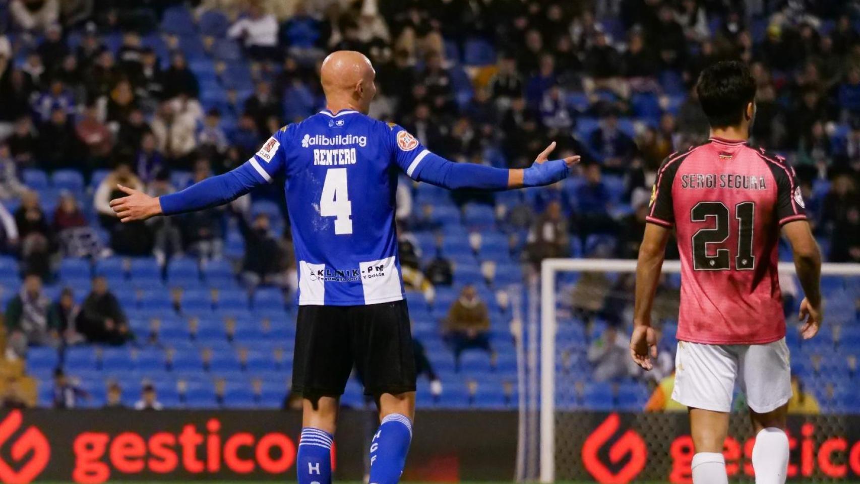 Rentero se queja de una decisión arbitral en el ultimo partido ante el Sabadell.