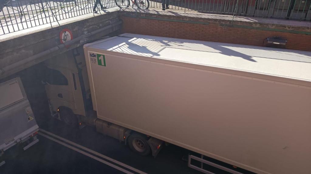 Imagen del camión atascado en el túnel de Vadillos.