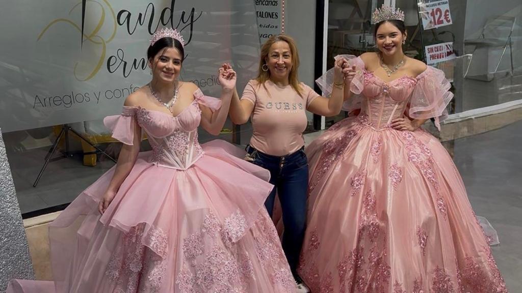 Sandy con dos clientas con sus vestidos de quinceañeras.