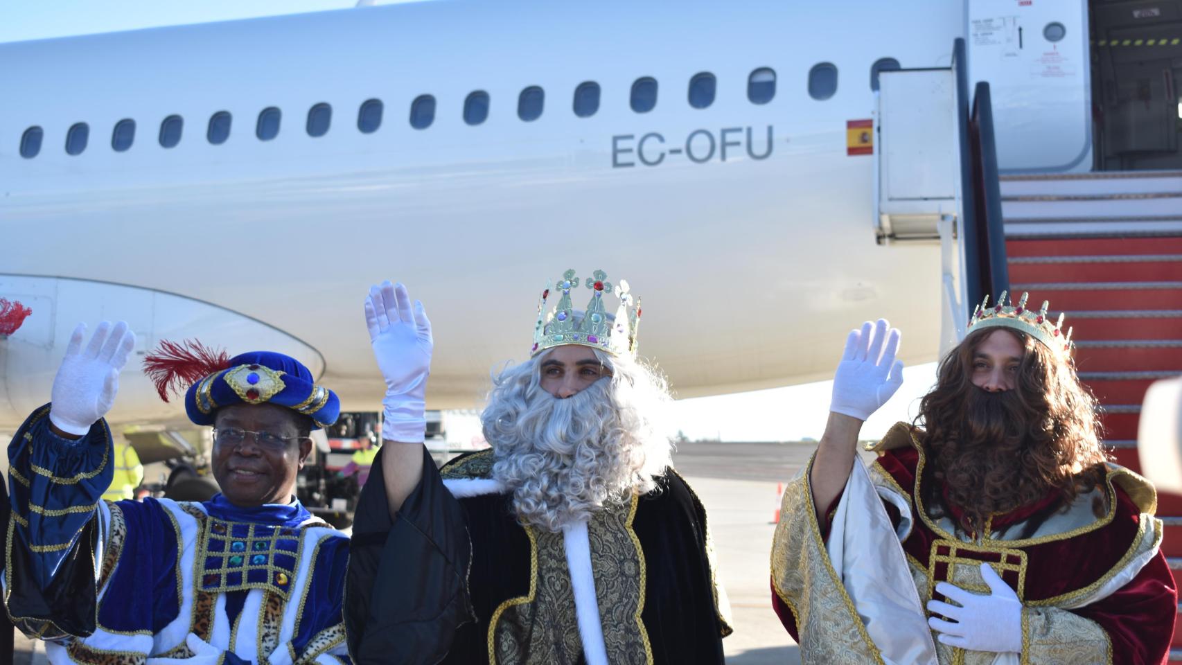 Los Reyes Magos llegan en avión desde Oriente a Santiago de Compostela