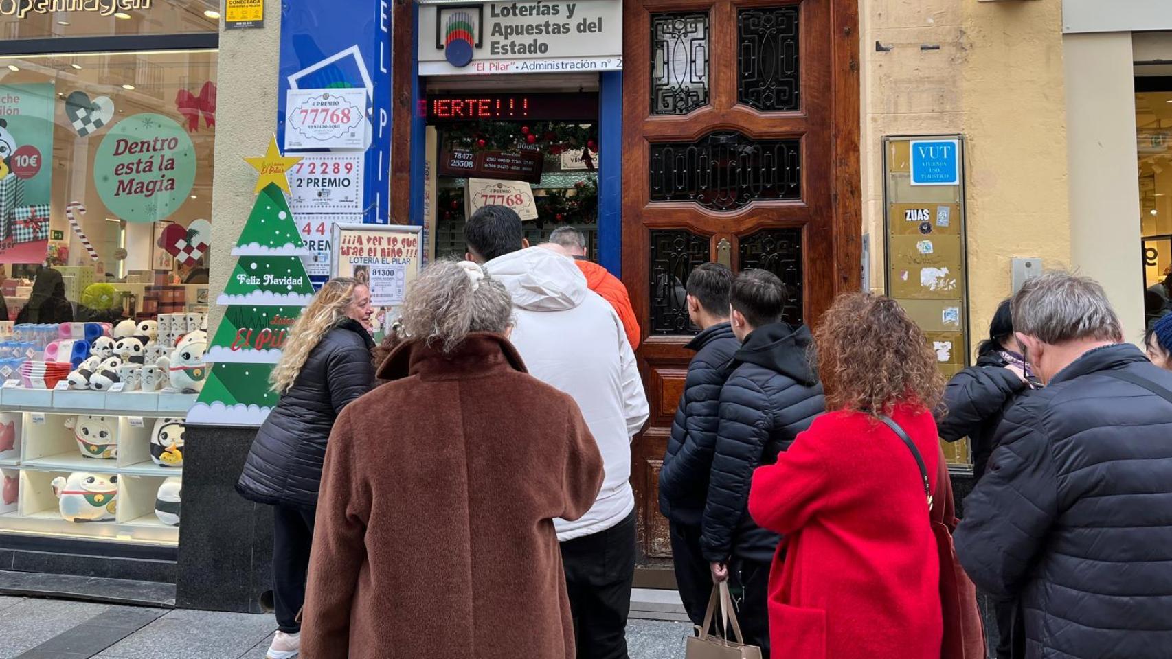 Filas en una de las administraciones de Lotería de Zaragoza capital.