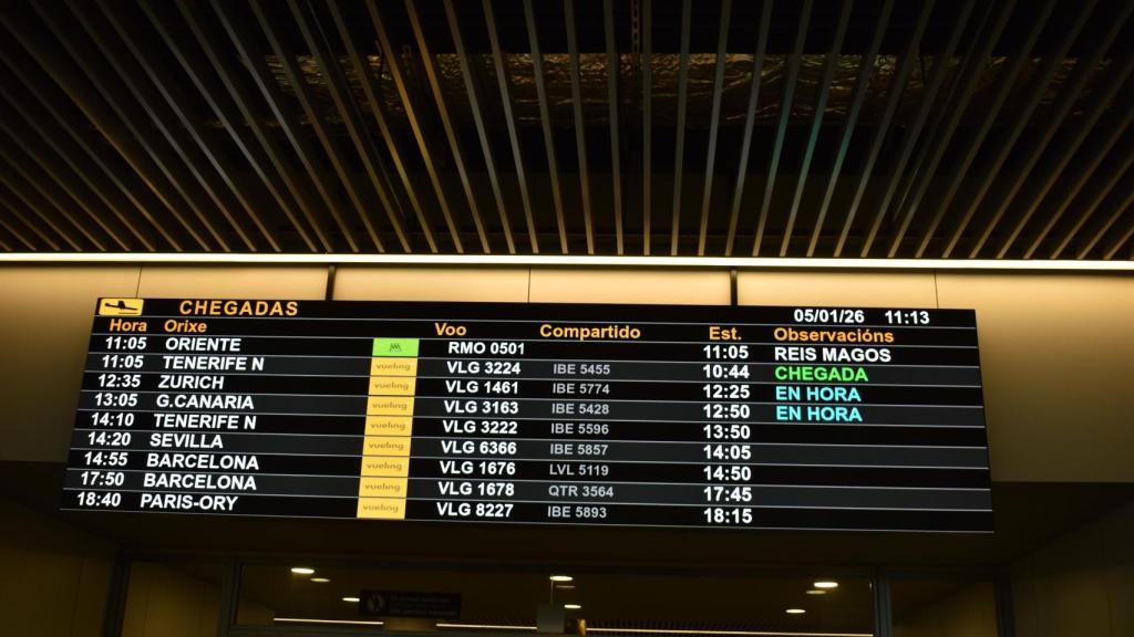 Panel de llegadas del aeropuerto de Santiago-Rosalía de Castro