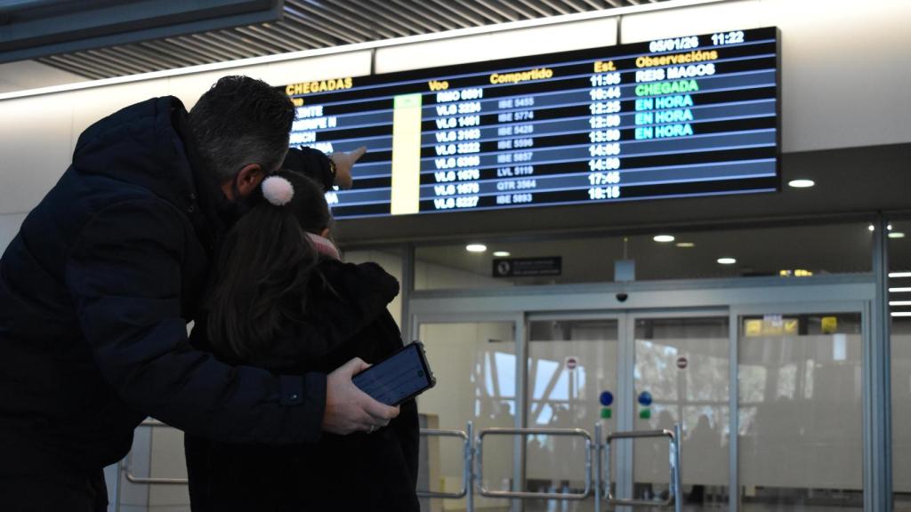 Un padre y su hija esperando la llegada de los Reyes Magos a Santiago