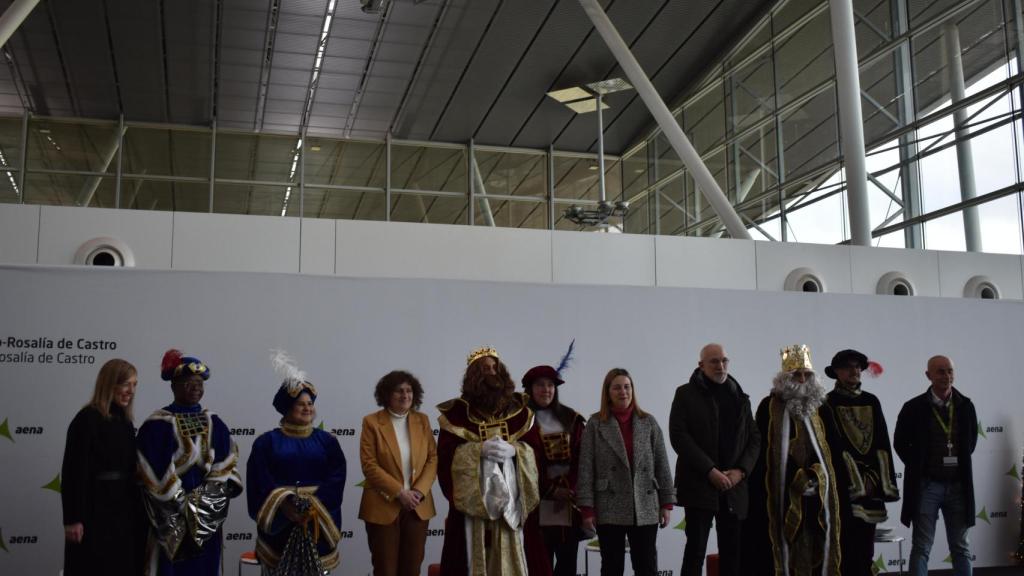 Representantes del gobierno municipal con los Reyes Magos