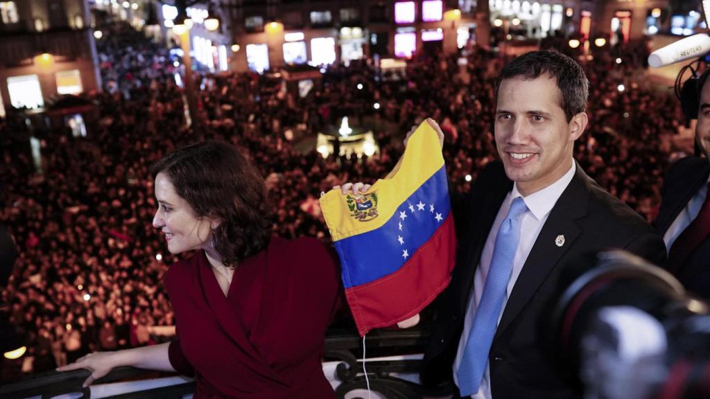 Isabel Díaz Ayuso y Juan Guaidó desde un balcón de la Real Casa de Correos.