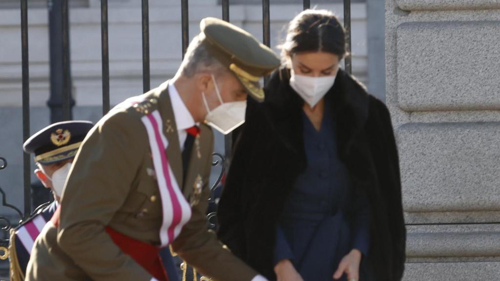 Felipe VI recogiendo el broche de Letizia en la Pascua Militar de 2022.