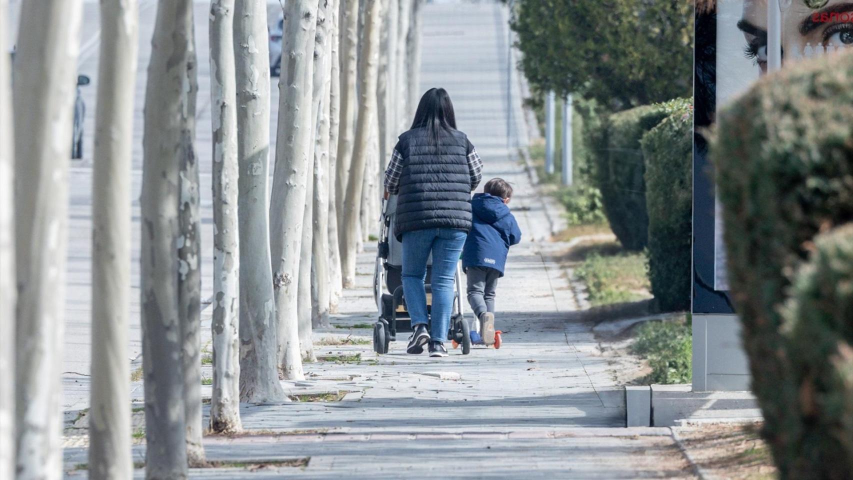 Familia paseando. Ricardo Rubio / Europa Press