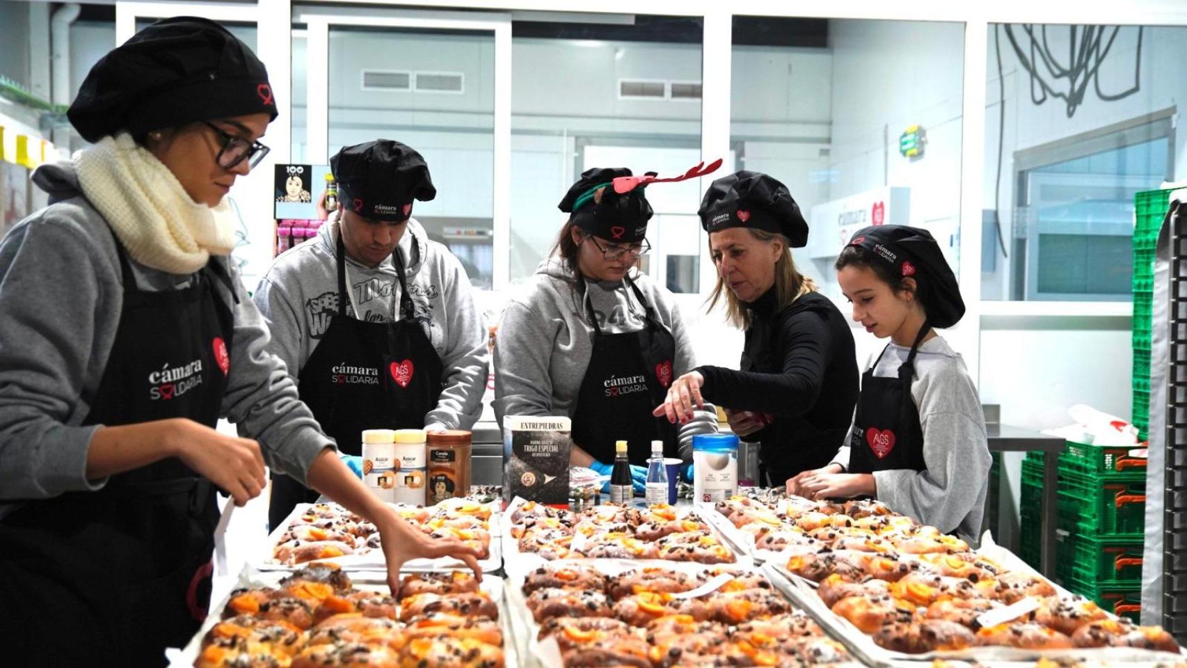 Gema Amor, segunda por la derecha, este lunes con las voluntarias de Alicante Gastronómica Solidaria.