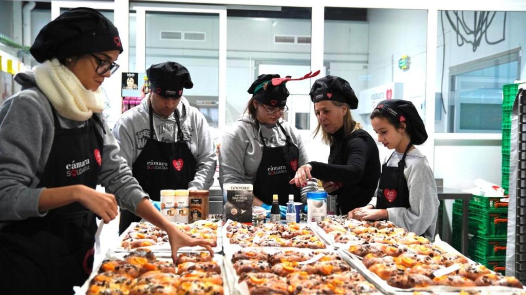 Gema Amor, segunda por la derecha, este lunes con las voluntarias de Alicante Gastronómica Solidaria.