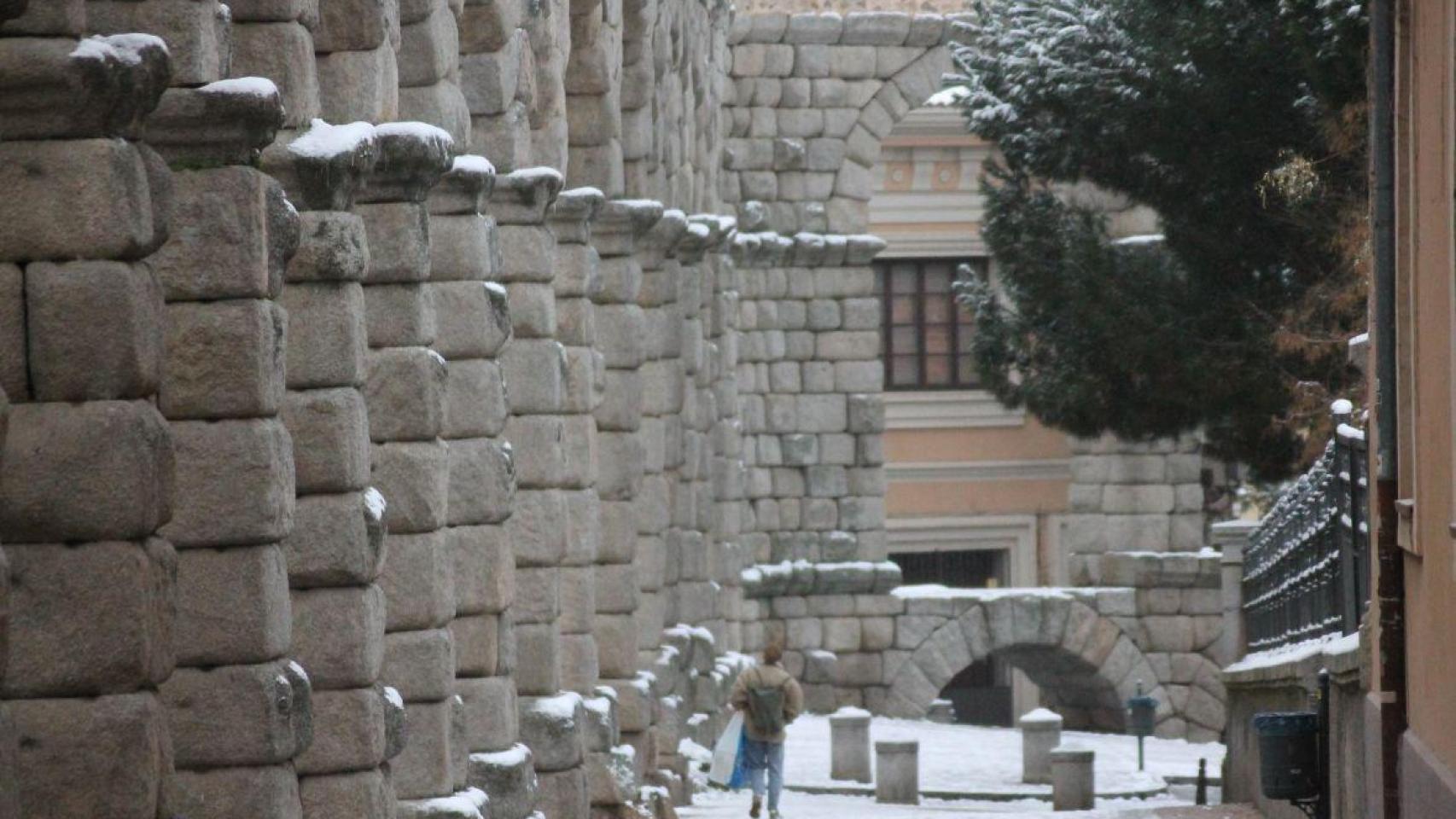 Imagen del acueducto de Segovia tras la nevada este lunes