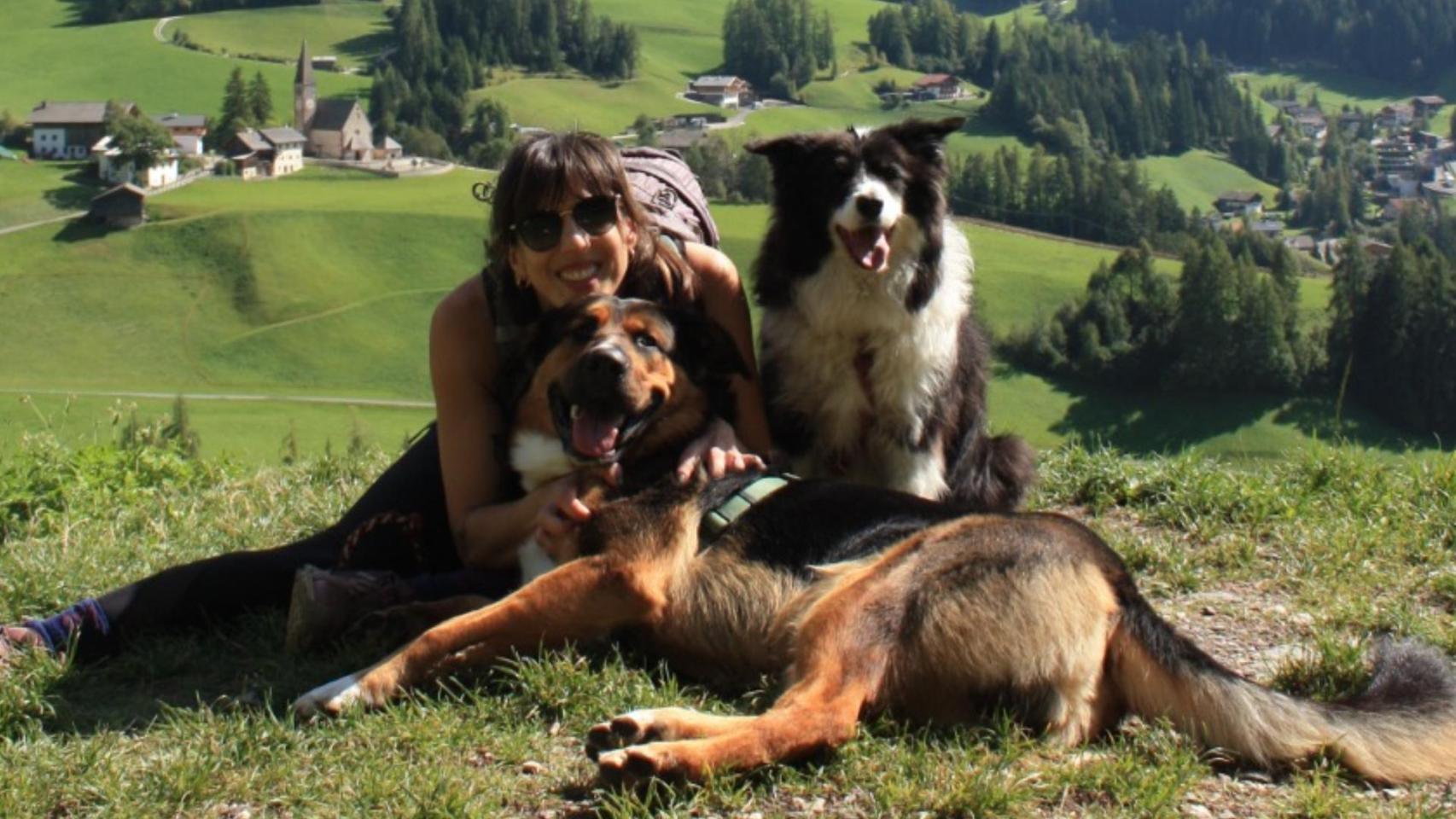 Paula Pérez junto a sus perros