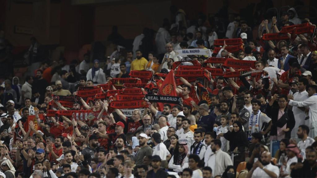 Aficionados del Mallorca en la Supercopa de España 2025, celebrada en Yeda
