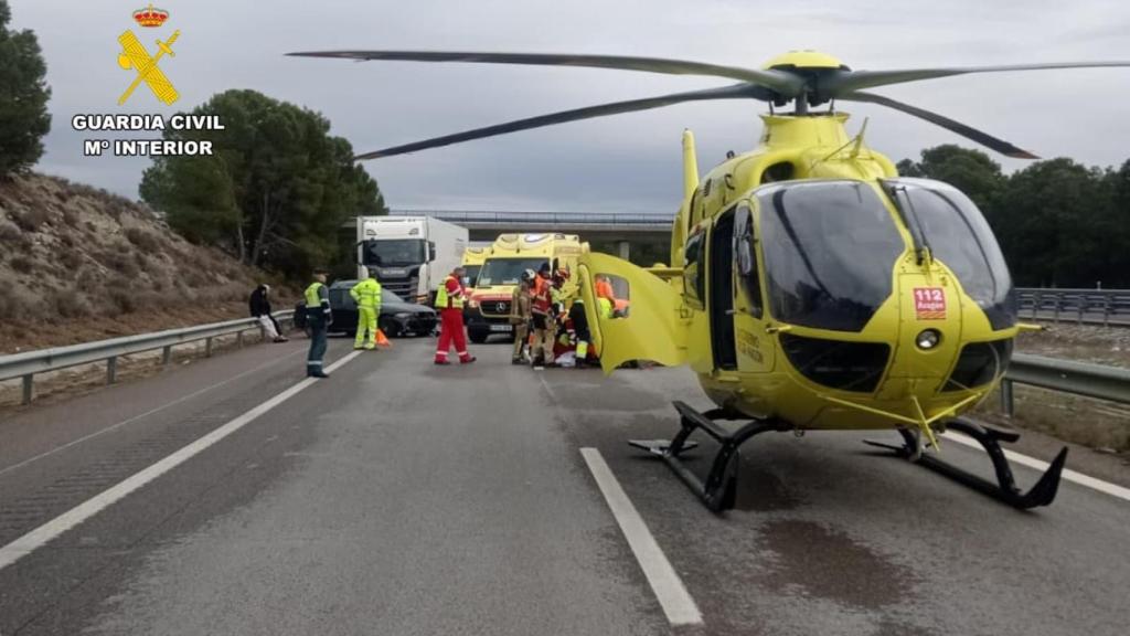 Un helicóptero del 112 recogiendo a los heridos.