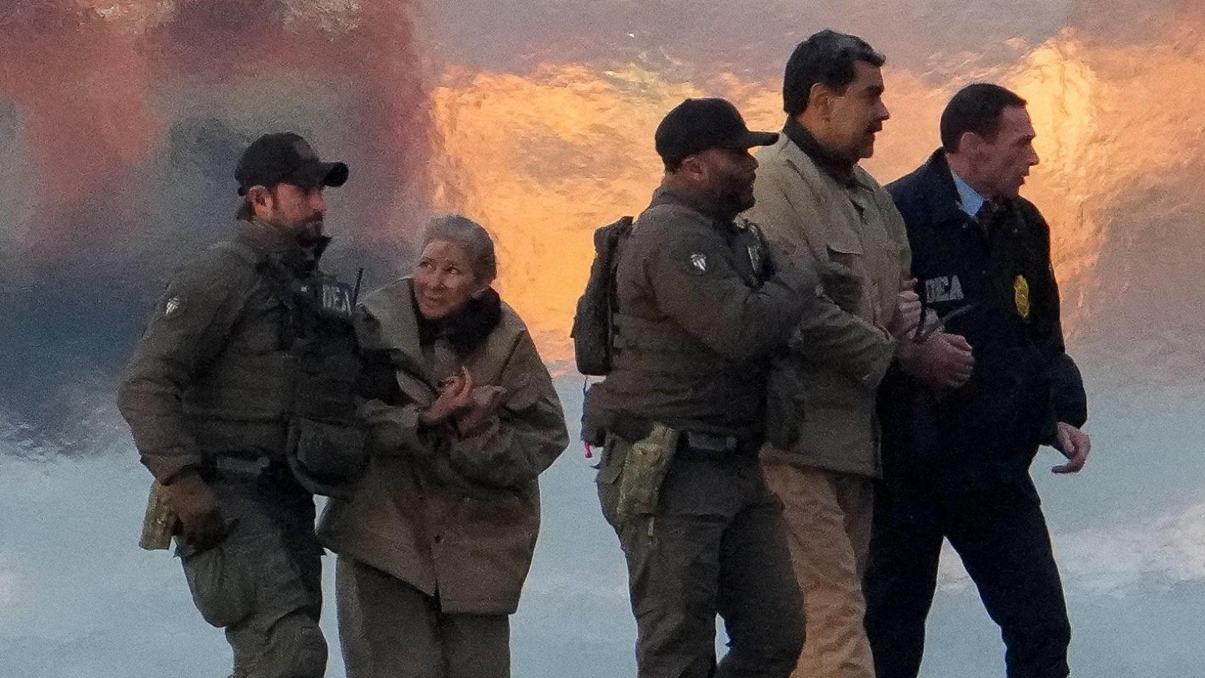 Agentes de la DEA trasladan a Nicolás Maduro, y a su esposa, Cilia Flores, fuera de un helicóptero.