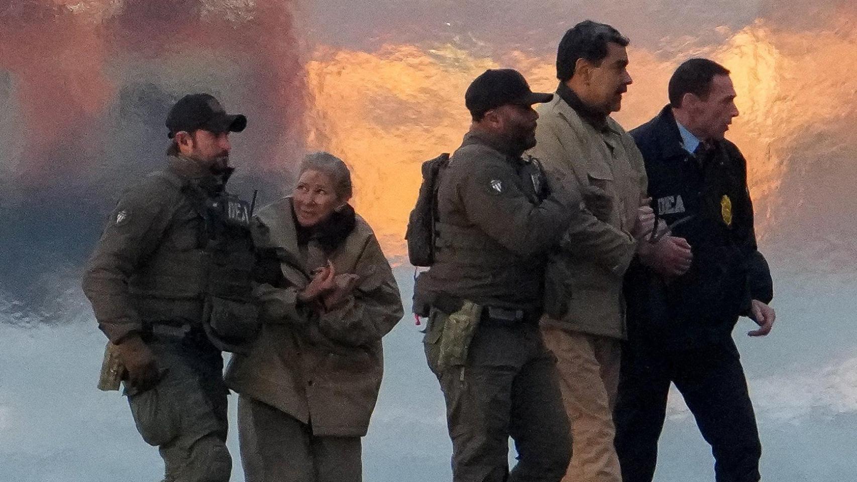 Agentes de la DEA trasladan a Nicolás Maduro, y a su esposa, Cilia Flores, fuera de un helicóptero.