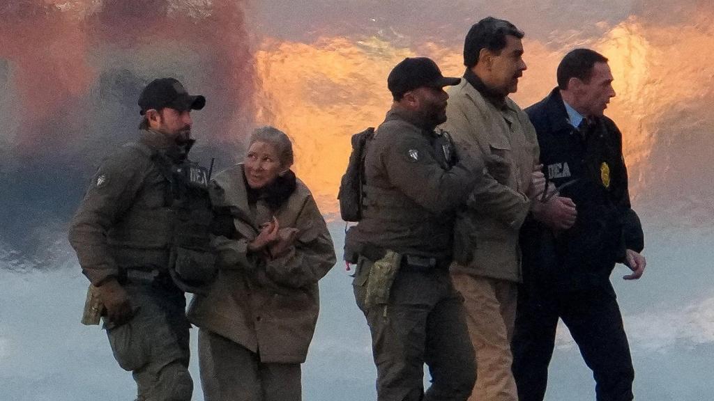 Agentes de la DEA trasladan a Nicolás Maduro, y a su esposa, Cilia Flores, fuera de un helicóptero.