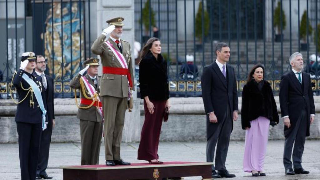La princesa Leonor, el rey Felipe VI, la reina Letizia, y el presidente del gobierno Pedro Sánchez, el 6 de enero de 2025 en la Plaza de la Armería del Palacio Real durante la ceremonia de la Pascua Militar.