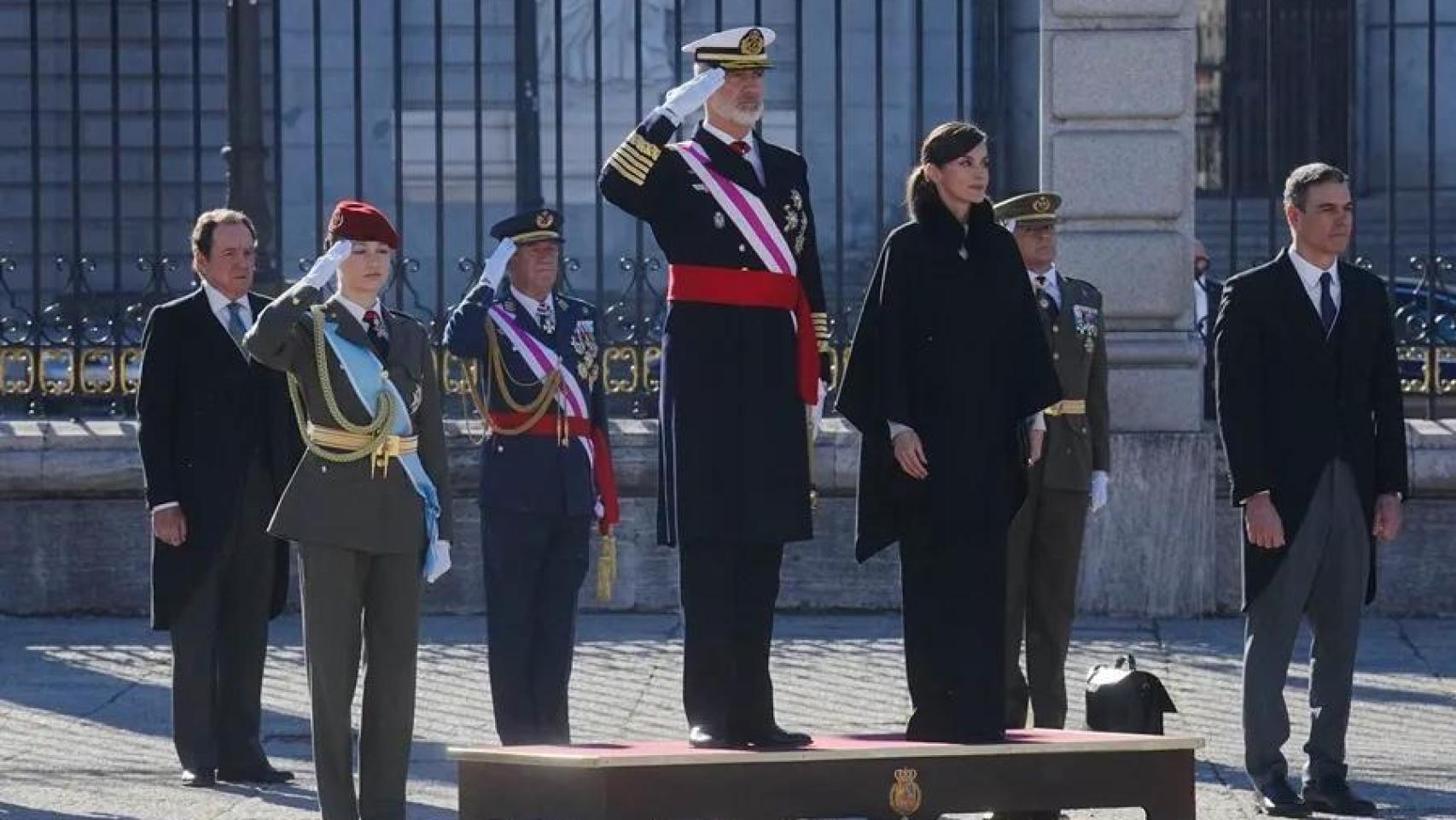 La princesa Leonor, el rey Felipe VI, la reina Letizia, y el presidente del gobierno Pedro Sánchez, el 6 de enero de 2025 en la Plaza de la Armería del Palacio Real durante la ceremonia de la Pascua Militar.