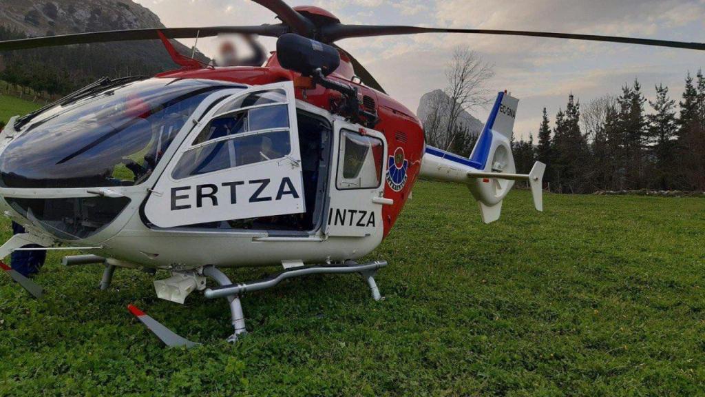 Imagen de un helicóptero de la Ertzintza en Peñas de Aia.
