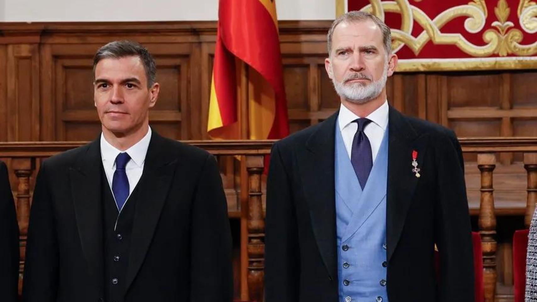 El rey Felipe VI acompañado por el presidente del Gobierno, Pedro Sánchez.