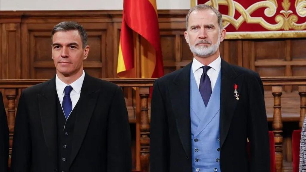 El rey Felipe VI acompañado por el presidente del Gobierno, Pedro Sánchez.