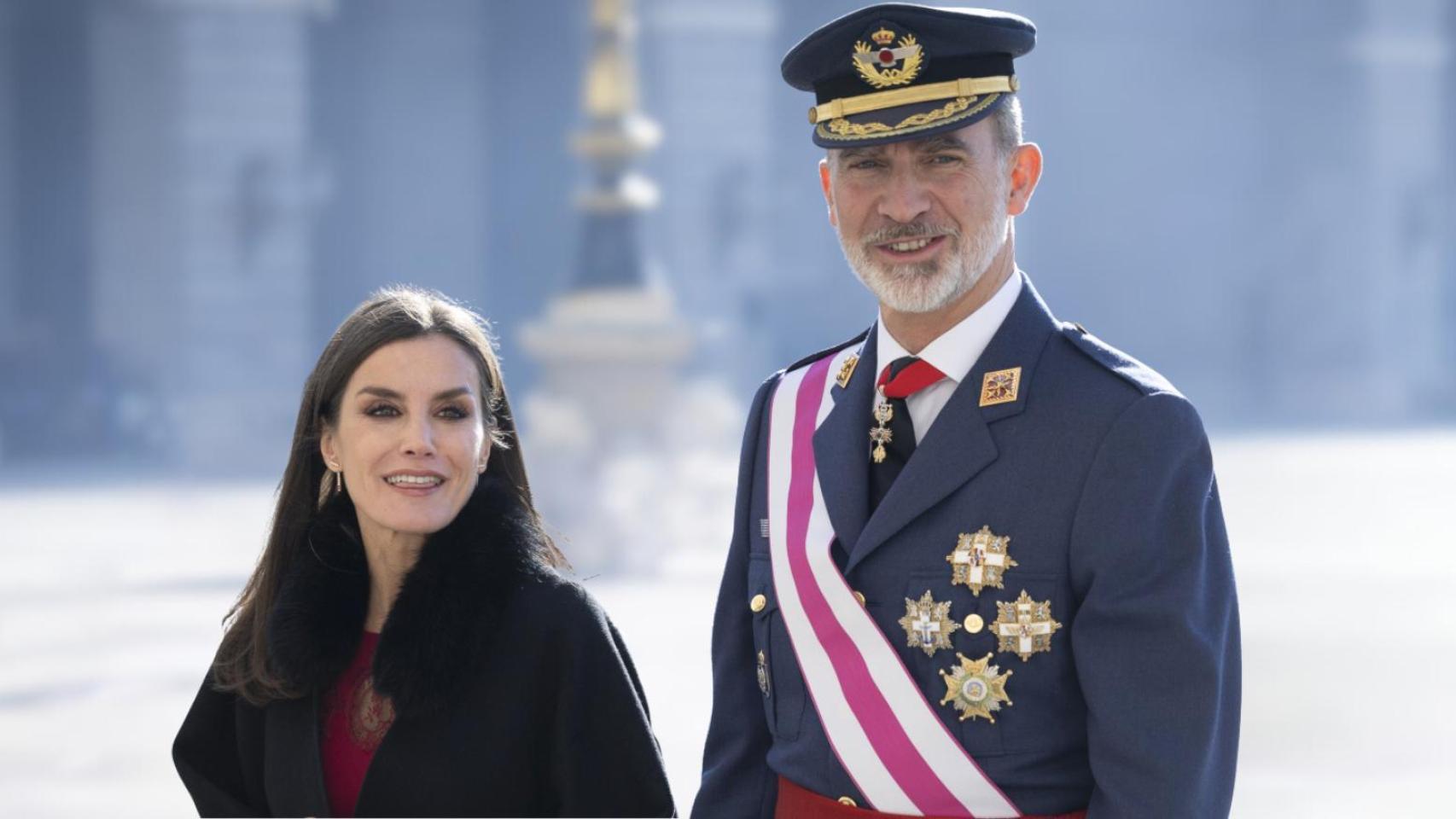 Felipe VI recogiendo el broche que se le cayó a la reina Letizia y otras anécdotas memorables en la historia de la Pascua Militar