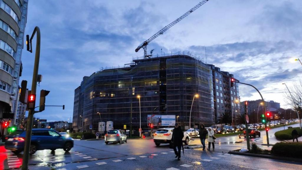 Edificio en construcción en el cruce de Alcalde Pérez Ardá con la ronda de Outeiro.