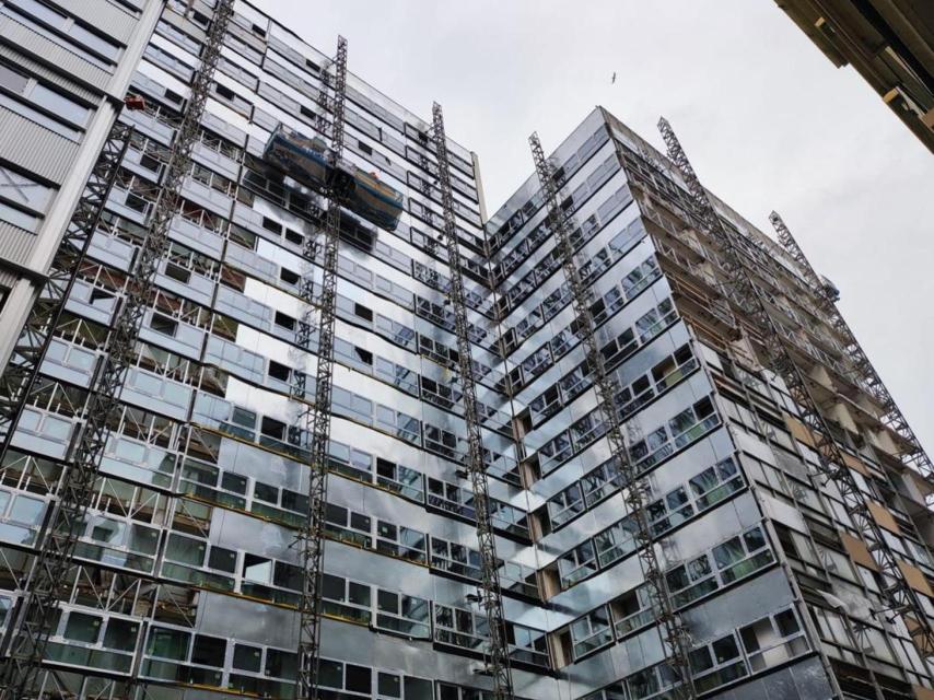 Edificio con la fachada rehabilitada en el Ensanche.