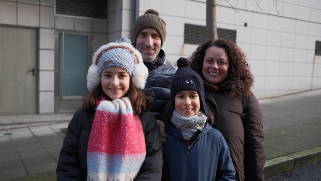Una familia vecina de Vioño, momentos antes del arranque de la Cabalgata de Reyes 2026 en A Coruña.