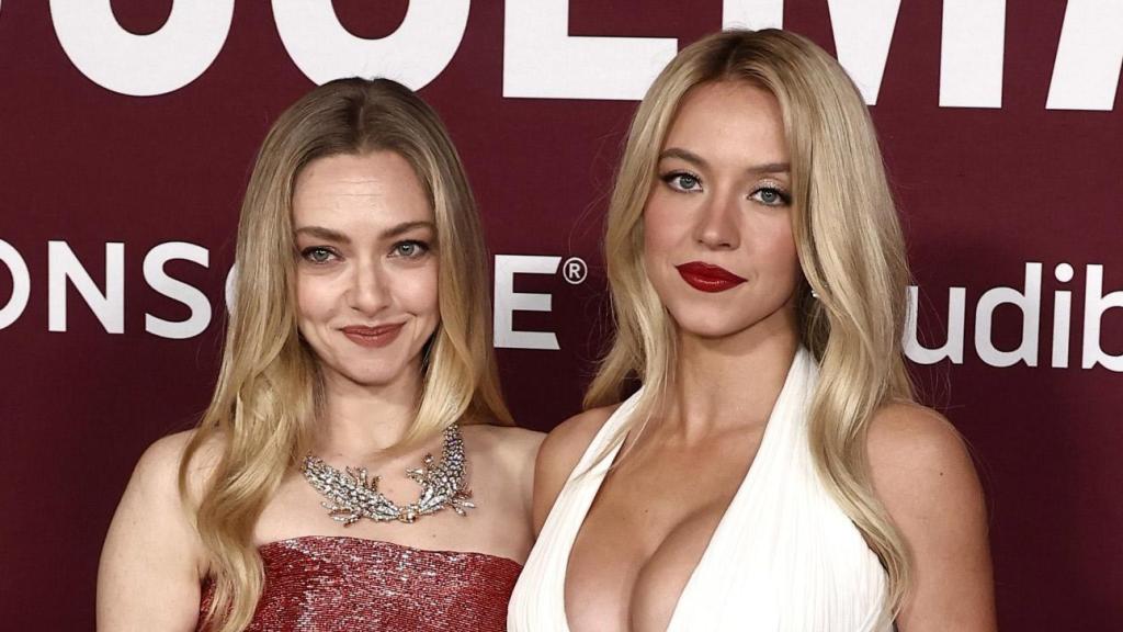 Amanda Seyfried y Sydney Sweeney, en la première de 'La asistenta' en diciembre de 2025.