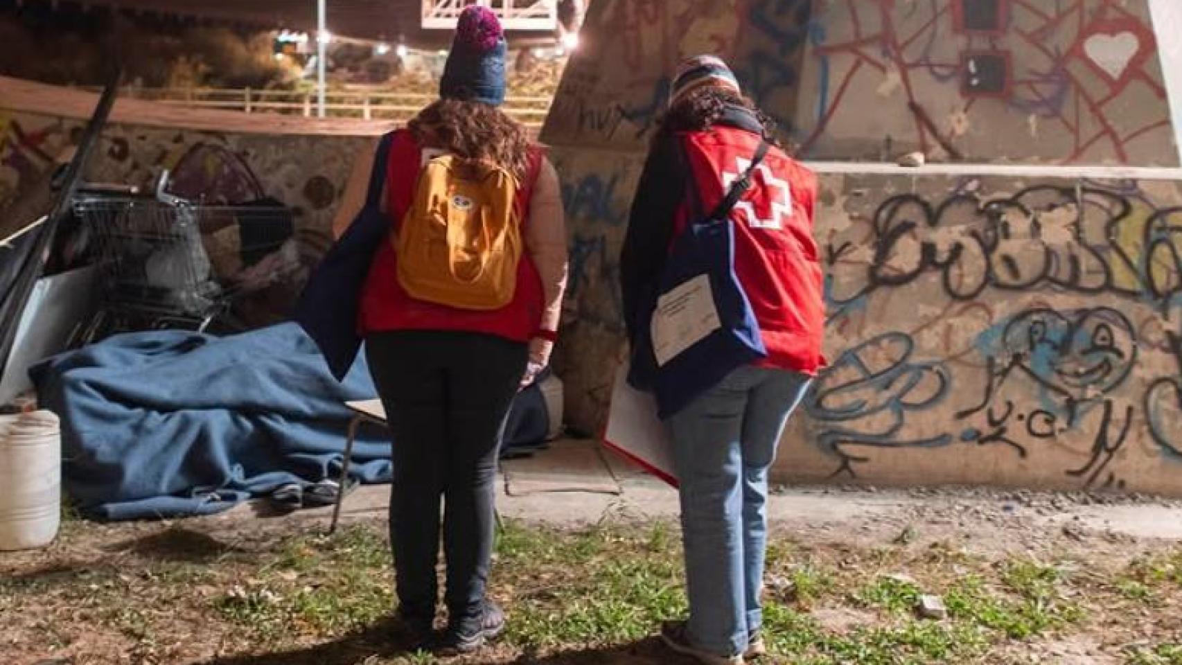 Voluntarios de Cruz Roja, por las calles de Zaragoza.
