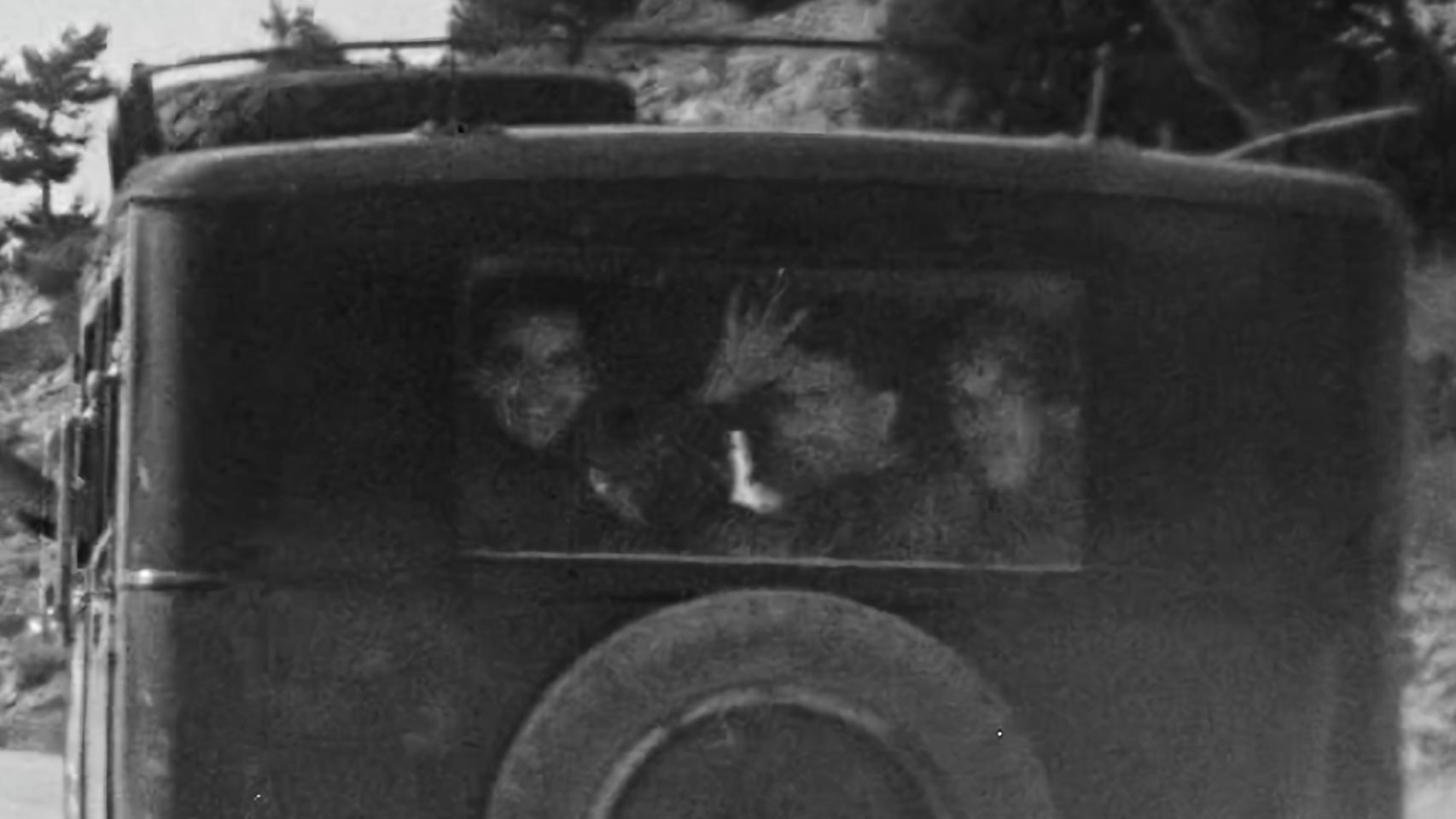 Imagen restaurada para la película documental 'Lorca: la voz quebrada' en la que aparece un Federico sonriente en un automóvil de La Barraca. Foto: Manuel Menchón