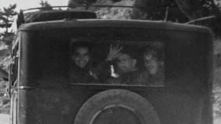 Imagen restaurada para la película documental 'Lorca: la voz quebrada' en la que aparece un Federico sonriente en un automóvil de La Barraca. Foto: Manuel Menchón