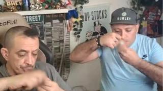 Simon Perez e Sergio Jimenez, também conhecido como Sancho, durante uma de suas polêmicas apresentações ao vivo, em que usaram drogas.