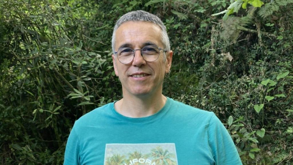 Iban Apaolaza, en una imagen reciente como colaborador cultural en la radio Oiartzun Irratia.