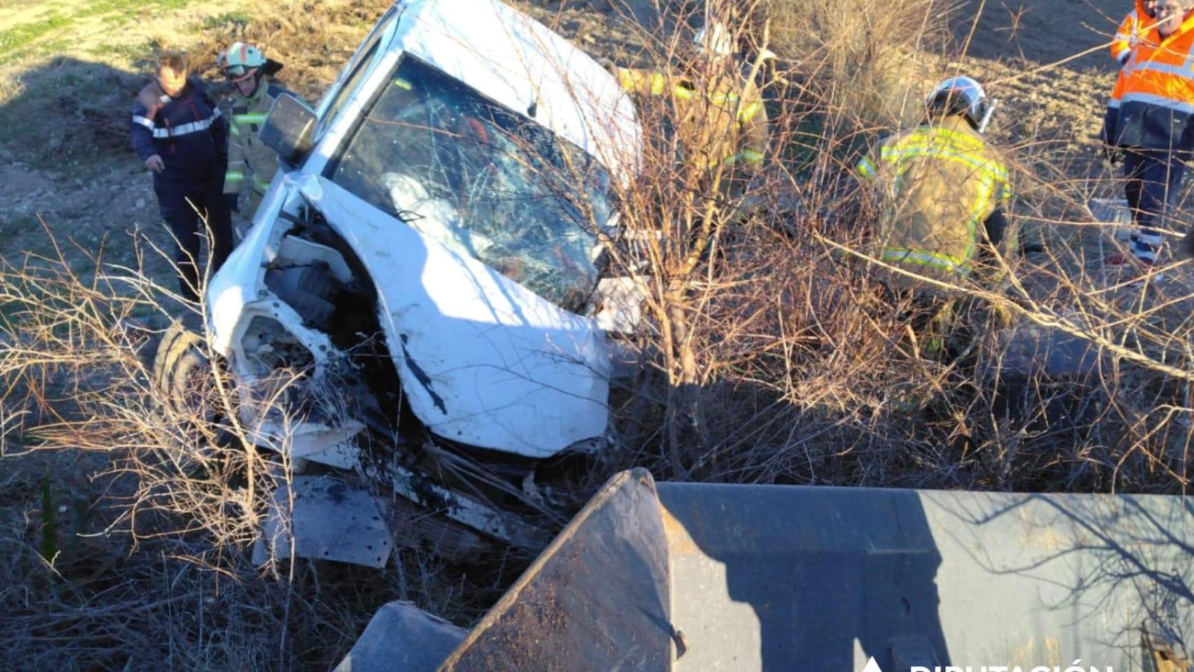 Estado del vehículo que se ha chocado con un tractor en la A-121