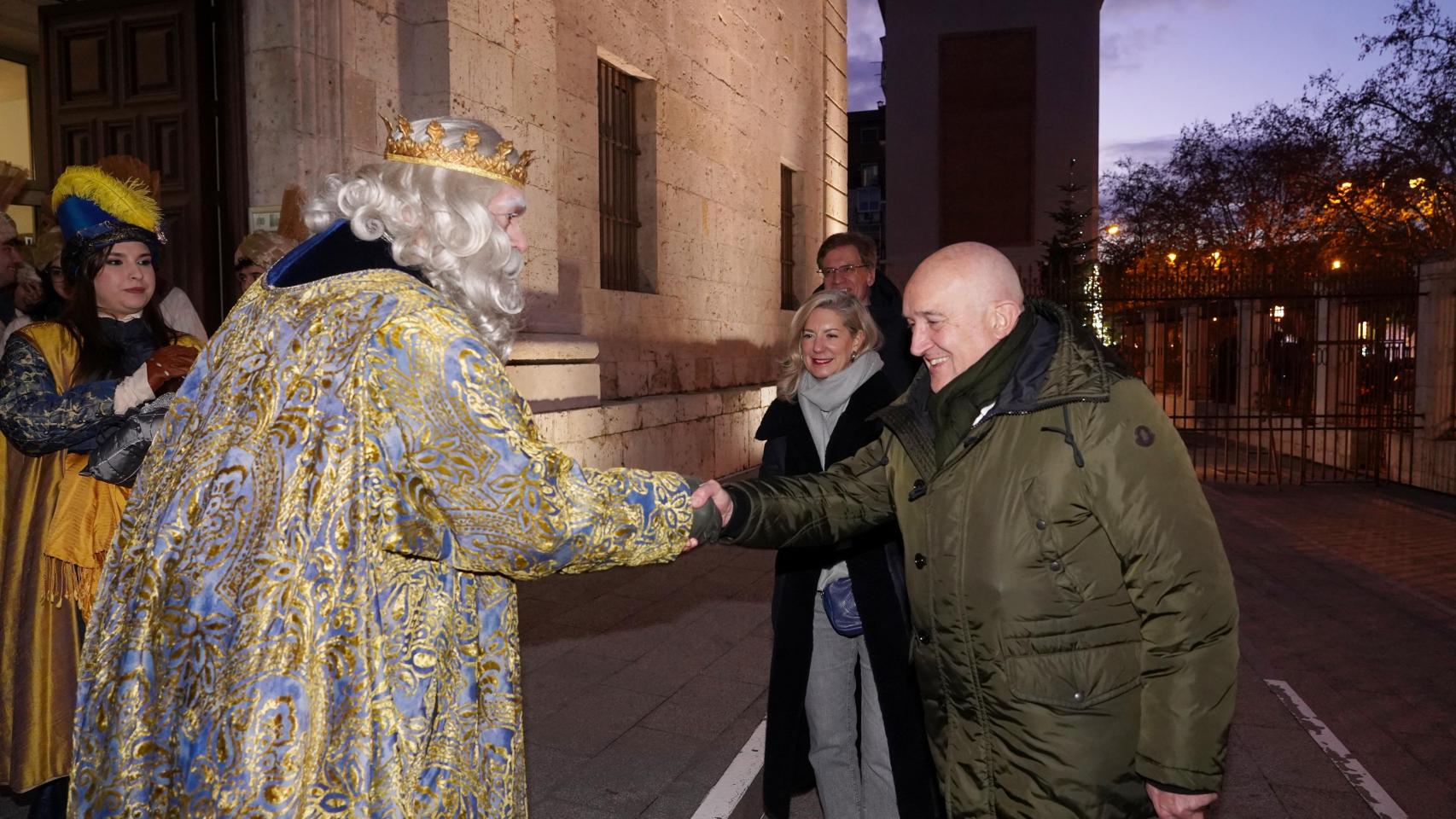 El alcalde de Valladolid Jesús Julio Carnero, saluda al rey Melchor antes de la Cabalgata