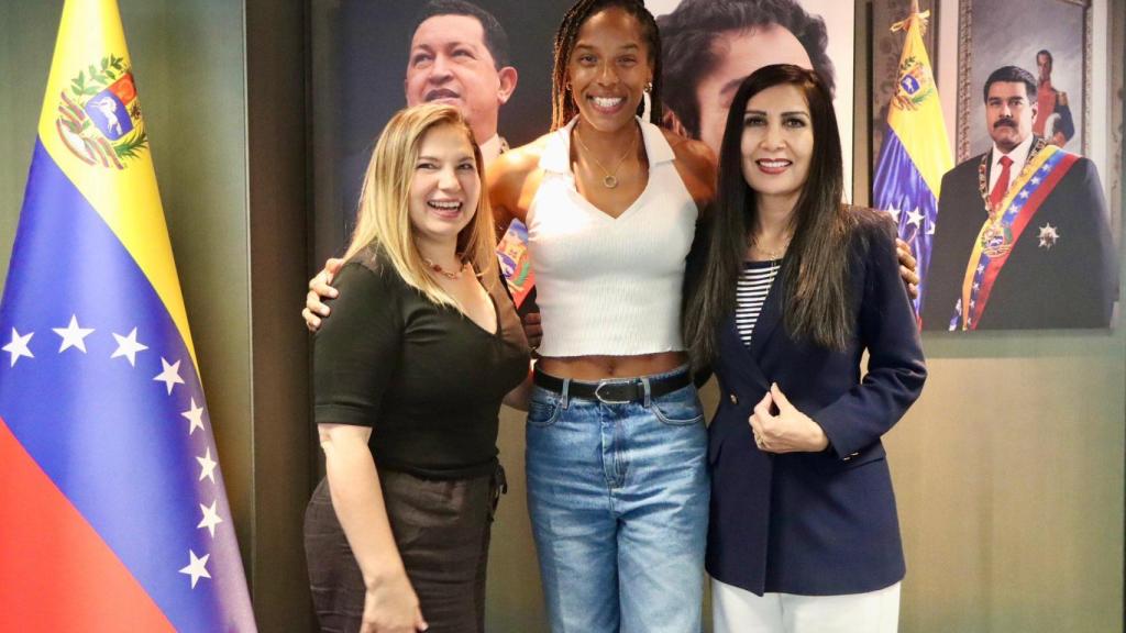 Nancy Josefina Lira Ochoa (i) junto a Gladys Gutiérrez Alvarado (d) en un encuentro con la atleta olímpica venezolana Yulimar Rojas (c).