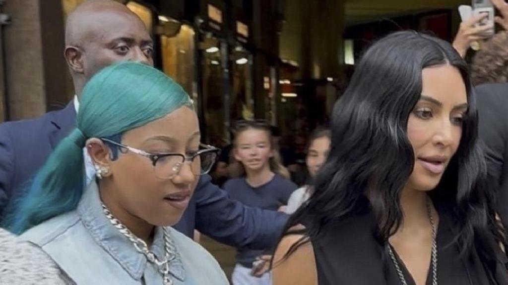 North West, con Kim Kardashian, en una fotografía tomada en Milán en agosto de 2025.