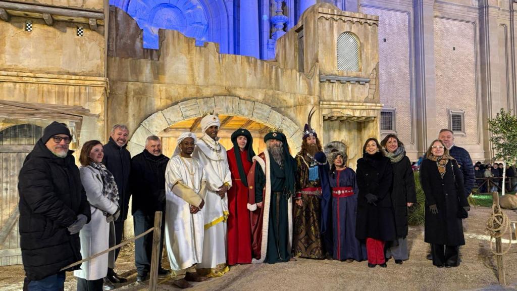 Recibimiento a los Reyes Magos en el belén de la plaza del Pilar