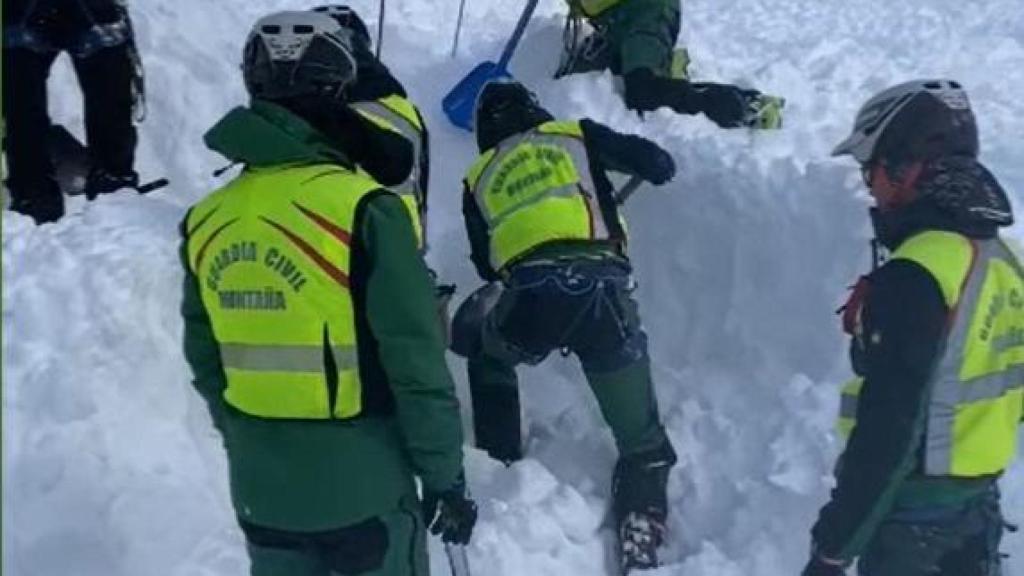 La Guardia Civil de montaña retirando nieve de un alud el pasado 29 de diciembre