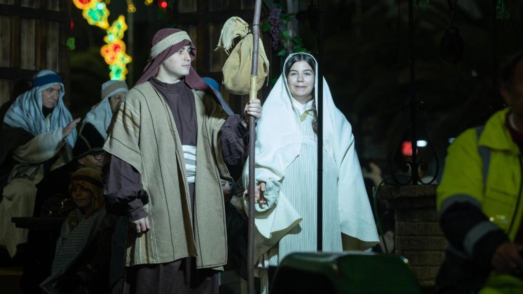En la parte centrada en la Biblia están José y María.