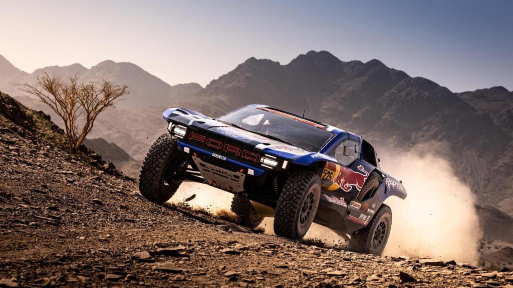 Carlos Sainz y Lucas Cruz en su Ford Raptor T1+ durante la segunda etapa del Dakar.