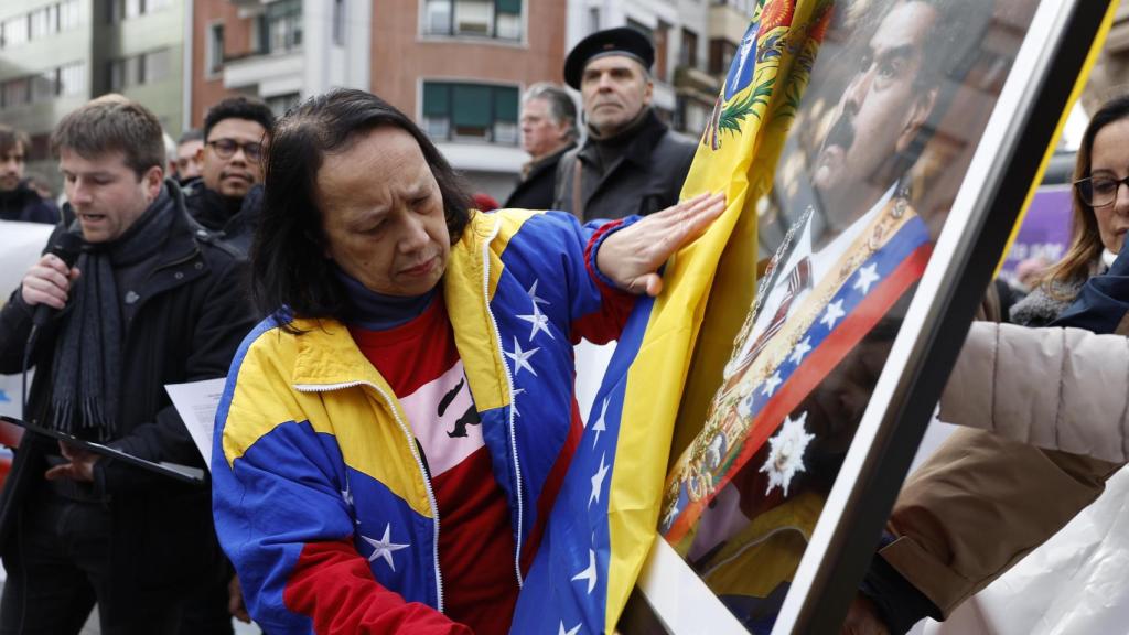 La cónsul de Venezuela en Bilbao, Glenna del Valle Cabello, ha participado en la concentración convocada este domingo en Bilbao por la plataforma Hegoak contra el ataque imperialista de EEUU en Venezuela.