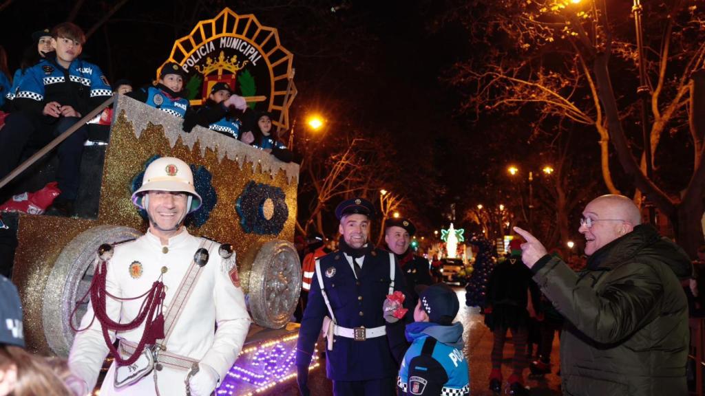 Jesús Julio Carnero junto a la carroza que conmemora el 200 aniversario de la creación de la Policía Municipal de Valladolid