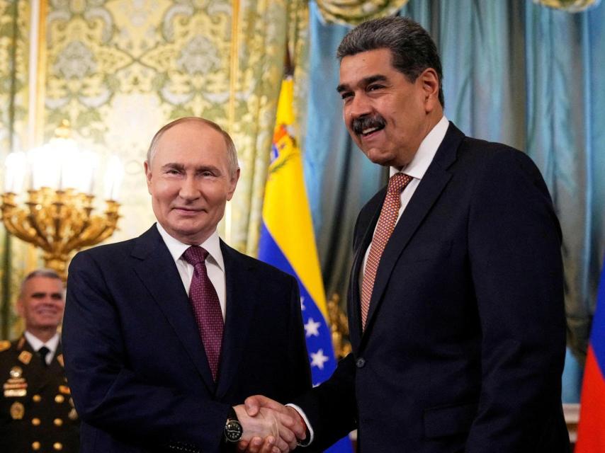 El presidente ruso, Vladímir Putin, estrecha la mano de Nicolás Maduro durante una reunión en el Kremlin.